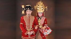 Kerambit adalah pisau genggam kecil berbentuk melengkung. Kebudayaan Sumatera Barat Rumah Pakaian Adat Kesenian Lengkap
