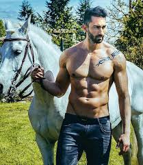 Matteo gigolo e accompagnatore