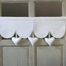 La cantonnière a une fonction de décoration et orne le haut d'une fenêtre. La Cantonniere Coeurs Suspendus Decoration Cuisine De Charme En Ligne Rideaux Cantonnieres Decoration Romantique Rideaux