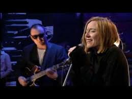 Give Me A Reason To Love You Portishead Lyrics Portishead Glory Box Live On Jools Holland 1994 First Tv Appearance Jools Holland Boxing Live Music Clips