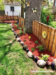 Easy, attractive lawn edging ideas for your yard and garden! 25 Amazing Lawn Edging Ideas For Your Garden Small City Garden Lawn Edging Easy Landscaping