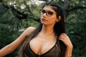 Ex-atriz pornô Mia Khalifa anuncia o fim do noivado com Robert Sandberg –  Vírgula