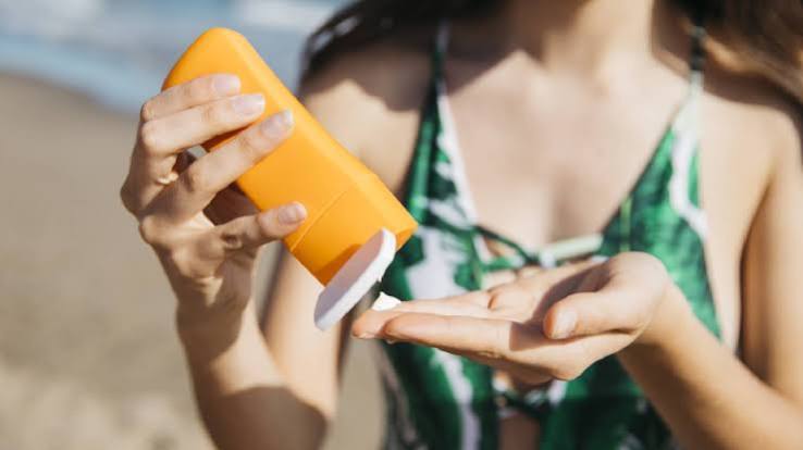 jaane barish me kaun sa sunscreen apply karna chahiye. - जानें बारिश में कौन सा सनस्क्रीन अप्लाई करना चाहिए. | HealthShots Hindi