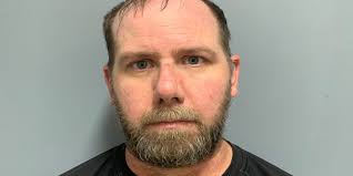 Former probation/parole officer accused of relationship with parolee