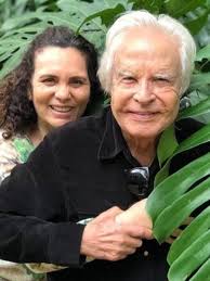 Cid moreira ficou conhecido por ser o dono da voz mais marcante do brasil inteiro, com o seu boa o jornalista que agora está com 92 anos de idade, disse estar vivendo agora os últimos anos de sua. Mulher De Cid Moreira Rebate Acusacoes De Carcere Privado