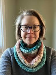 Garden cowl with white, gold, and red colors