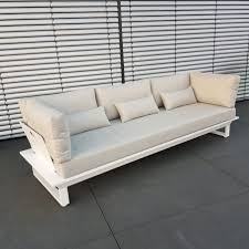 Are you a fan of modern style or do you want to feel yourself sink into a comfortable couch at the end of the day? Gartenlounge Set St Tropez White