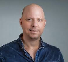 Elizabeth Vink's Instagram, Twitter & Facebook