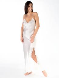 Prova subito un pigiama da donna o una camicia da notte triumph tra i tanti offerti nel negozio online ufficiale di triumph! Lusso Firenze Ricama1928