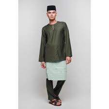 Baju melayu berlengan panjang yang dikenakan di atas celana panjang dan biasanya disertai dengan sarung pendek yang dililitkan dipinggul. 8 Pakaian Adat Riau Serta Penjelasannya Tambah Pinter