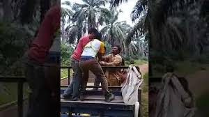 Wanita yang di siksa ini di lucuti pakaian nya oleh para pria tersebut, setelah itu wanita yang di lucuti ini kemudia di masukan botol. Video Cewek Banglades Di Siksa