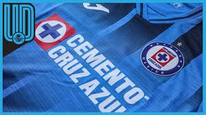 A través de sus redes sociales oficiales, el cuadro tapatío mostró la indumentaria que luce en color azul con rayas. Cruz Azul Presenta Su Nuevo Uniforme Presume Su Ultimo Titulo Youtube