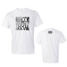 Plus bas), brimé par leurs camarades parce qu'ils n'ont pas le profil sportif musclé joueur de football (américain bien sûr) qui rend quelqu'un populaire dans un lycée américain. T Shirt C Est La Plus Belle Journee De Toute Ma Vie Adulte Et Femme Bob Bissonnette