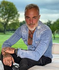 His families huge wealth was due to their shares in the italian firm ima. Gianluca Vacchi Apre La Porte Di Casa Un Milione Di Like Per La Sua Clamorosa Spa Domestica