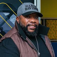 Each year, WOMEX brings together over 2,600 music professionals, including  260 performing artists from 90 different countries. This year, we've  invited music professionals from around the world to join the WOMEX Academy