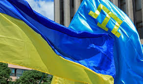 Точна дата появи шведського прапора невідома, проте найбільш ранні зображення жовтого хреста на синьому тлі датуються 16 століттям. U Stokgolmi Vidbulasya Mizhnarodna Akciya Ob Yednani Praporom Liberatecrimea Posolstvo Ukrayini V Korolivstvi Shveciya