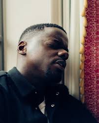 Así, black mirror sigue la misma pauta que otro de sus grandes referentes, la dimensión desconocida, con tres entregas que funcionan perfectamente por separado, ambientadas también en realidades distintas y con protagonistas diferentes. Daniel Kaluuya Isn T Waiting For Your Approval The New York Times
