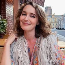 CONFESSION TIME. My name's Abby. I'm a copywriter. And I use AI. Not only  do I use AI in my day-to-day role, I've been doing this for a year. Not  only have