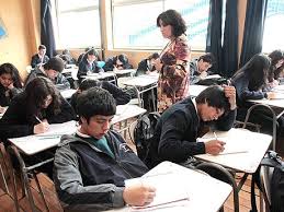Resultado de imagen para estudiantes peleando con adultos  en clase