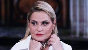 Secondo l'agenzia di stampa Adnkronos, Simona Ventura subirà un taglio  dello stipendio da parte della Rai dopo aver accettato di partecipare come  opinionista a "L'Isola dei Famosi". La conduttrice ha rinunciato al