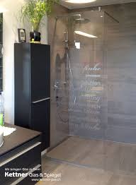 Duschtrennwand In Extraweissem Glas Mit Individueller Beschriftung Glasduschen Dusche Duschtrennwand