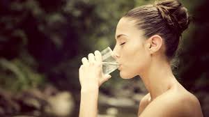 Supaya lebih mudah menurunkan berat badan, biasakanlah untuk selalu meminum air putih segera setelah bangun tidur. Berapa Banyak Minum Air Putih Untuk Turunkan Berat Badan Health Liputan6 Com
