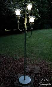 Backyard Decor Mit Einer Antiken Stehlampe Und Kleinen Solarleuchten Antiken Backyard De Solar Oude Lampen Hacks