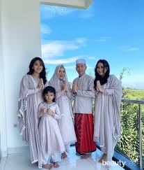 Seperti model baju lebaran syahrini tahun ini yang eksklusif dan elegan di atas. Simpel Hingga Elegan 10 Gaya Fashion Keluarga Artis Indonesia Di Hari Lebaran