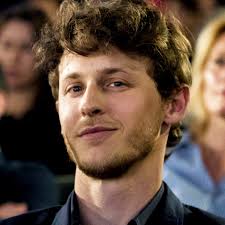 Nicolás Coronado, el sobrino 'místico' de Miguel Bosé que vive entre cabras  y gallinas