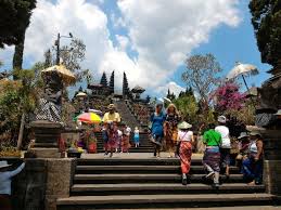 Nah dibawah ini merupakan ciri seorang pengendara yang baik dan benar. Topiktata Cara Sopan Santun Di Bali Info Wisata Kintamani Bali