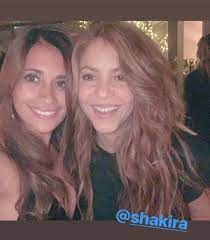 Es bien sabido que la colombiana shakira y antonella roccuzzo, la mujer de la situación causó el disgusto de la anfitriona antonella roccuzzo y desde entonces ambas se encuentran enemistadas. Stunning Barcelona Wags Shakira And Antonella Roccuzzo Put Rivalry Aside To Take Selfie To Celebrate La Liga Title Win After Messi Heroics