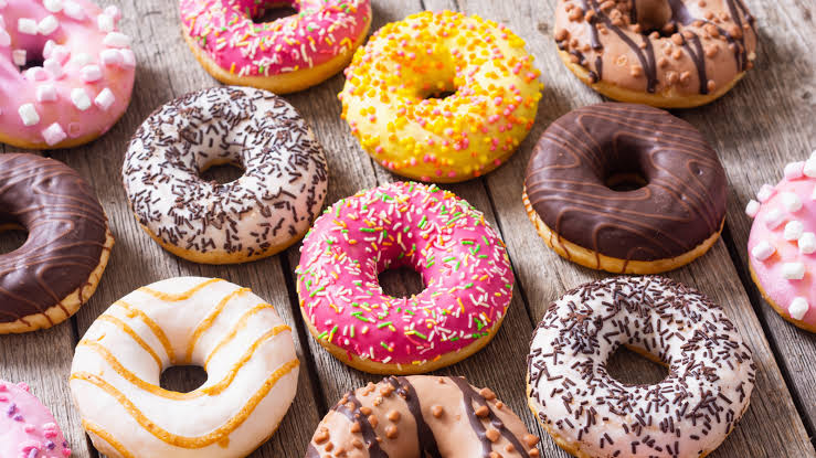 Mini donuts decorados e apresentados para venda