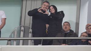 Καλοκαιρινή απόδραση στη μύκονο έκαναν ο αντώνης ρέμος και η υβόννη μπόσνιακ. Antwnhs Remos Ybonnh Mposniak Mazi Kai Sto Ghpedo Znews