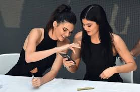 Schrijver started working for television after finishing her studies history and transl. Kylie Jenner Verklaart Cryptische Tattoo Show Bd Nl