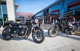 Triumph Street Cup Vs Ducati Scrambler Cafe Racer Review Visordown