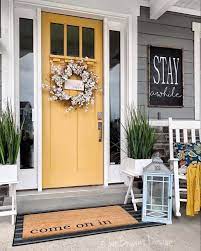 30 Gorgeous And Inviting Farmhouse Style Porch Decorating Ideas Front Porch Decorating Porch Decorating Door Decorations