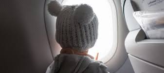 Lufthansa nennen hier kein explizites kindesalter, ab wann ein baby im flugzeug mitfliegen darf. Fliegen Mit Baby Kleinkind Handgepack Das Muss Bzw Darf Mit A Daily Travel Mate