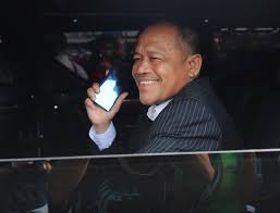 Tan sri peter sondakh suntik 10% dana untuk pegangan 40% Najib Cancels Flight To Indonesia As Angry Crowd Stands Guard Outside Airport Malaysia Malay Mail