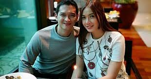 Kabar rezky aditya yang memiliki anak dari wanita lain cukup mengejutkan publik. Sudah Prewedding Rezky Aditya Ungkap Alasan Putus Dengan Pacar Kurio