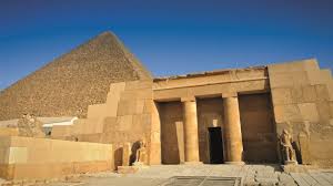 Si trova nella parte orientale del complesso, accanto alla piramide di chefren, ed ha sempre dove mangiare. Le Tombe Dell Antico Regno Mastabe