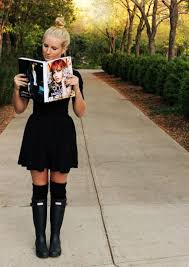 Pin By Sharon On The Art Of Dressing Up Rainboots Outfit Winter Boots Outfits Black Hunter Boots Outfit