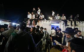 Chaotic scenes at site of deadly festival stampede. 6sfrhts4sk8fkm