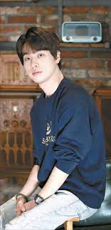 In 2009, park made his musical debut in grease as danny park, where he received the best new musical talent award by the golden ticket awards. Park Jung Min S Still Not Sure If He Should Be A Star Tazza One Eyed Jack Stars The Actor Just A Few Years After His Film Debut