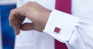 Salut dans cette video je te parle des erreurs a éviter quand tu va acheter un costume ma première vidéo sur le costume. Pourquoi Le Bouton De Manchette Revient A La Mode En 2020