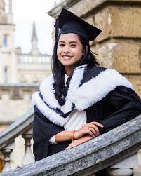Di foto lain, maudy tampak mengenakan jubah wisuda, lengkap dengan topi toganya. Beri Semangat Lulusan Angkatan Corona 2020 Maudy Ayunda Salut Dengan Kalian Kumparan Com