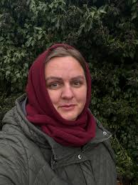 Hallo Stadtbewohner. Mein Name ist Marina, ich bin 46 Jahre alt, ich bin  Frau, Ehefrau, Mutter, Psychologin von Beruf und Berufung. Wir kamen vor  2,5 Jahren aus der Ukraine. Im Laufe der