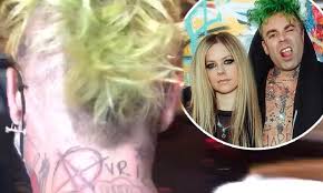 The couple sparked dating rumors as it was revealed the same month avril had broken up with her billionaire boyfriend phillip sarofim after a year of dating. Mod Sun Shows Off A Tattoo Of Rumored New Girlfriend Avril Lavigne S Name On The Back Of His Neck Daily Mail Online