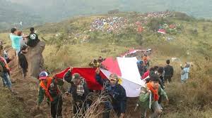 .tas gunung sandal gunung sepatu gunung sleeping bag survival kit & alat multifungsi tas gunung tenda camping teropong tongkat gunung trekking pole. Bendera Merah Putih Sepanjang 1 000 Meter Akan Dikibarkan Di Puncak Penanggungan Mojokerto Surya