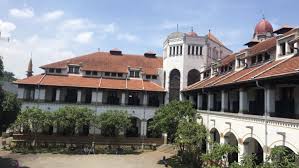 Lawang sewu adalah salah satu obyek wisata sejarah di semarang, khususnya mengenai sejarah perkeretaapian di indonesia. Lawang Sewu Si Saksi Bisu Sejarah Indonesia