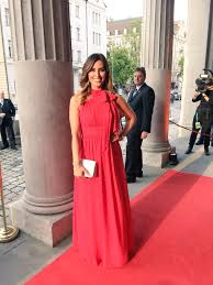 Trotz sorgfältiger inhaltlicher kontrolle übernehmen wir keine über die gesetzliche haftung hinausgehende gewähr für die redaktionellen inhalte unserer. Sky Deutschland On Twitter Lady In Red Jana Azizi Bayerischerfernsehpreis2018 Bayerischefernsehpreis Blauerpanther